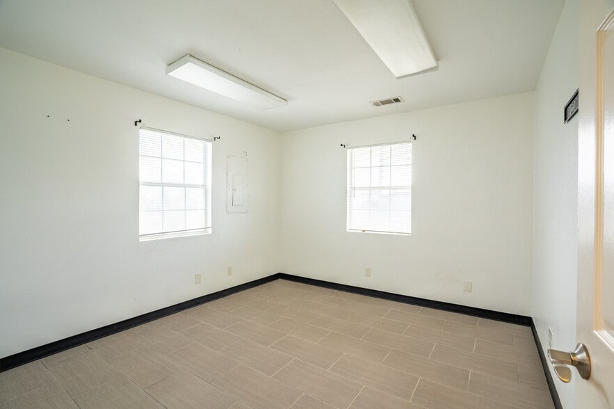 More Photos Of 401 W Simonds Rd, Seagoville Office For Sale