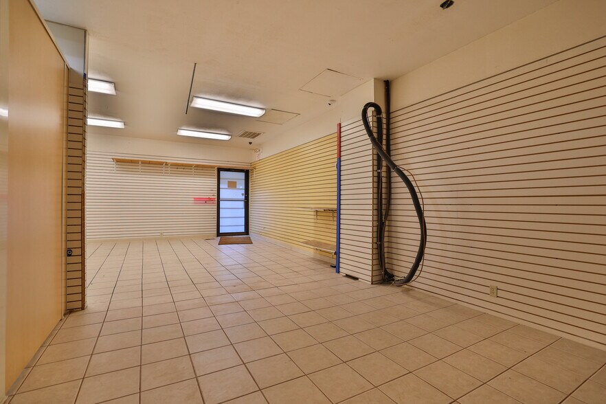 More Photos Of 107 N Bluff Rd, Collinsville Storefront For Sale