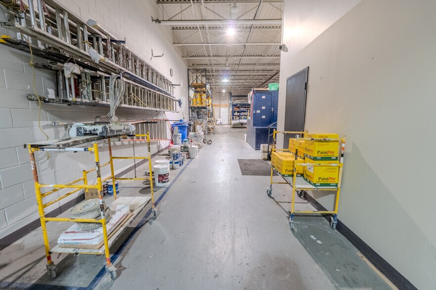 More Photos Of 8295-8305 Creusot Rue, Montréal Warehouse For Sale