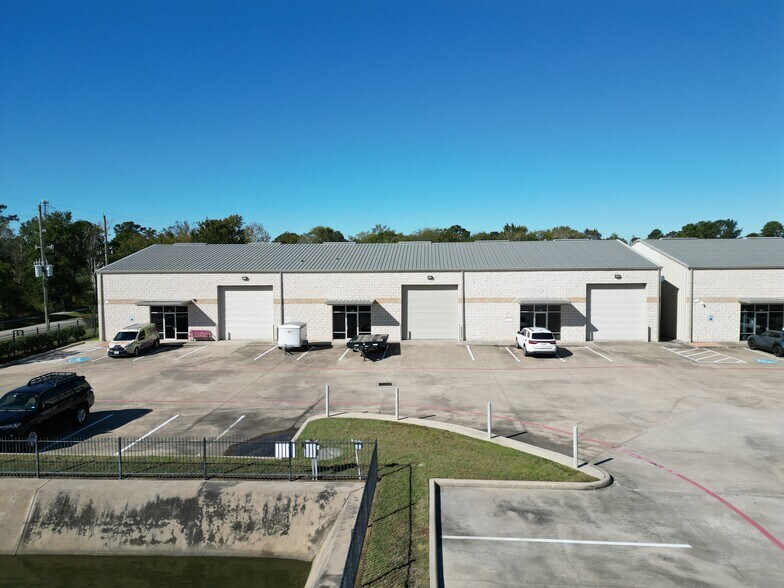 More Photos Of 702 S Persimmon St, Tomball Warehouse For Lease
