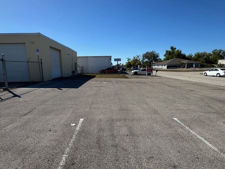 More Photos Of 1002 SE 9th St, Cape Coral Service For Lease