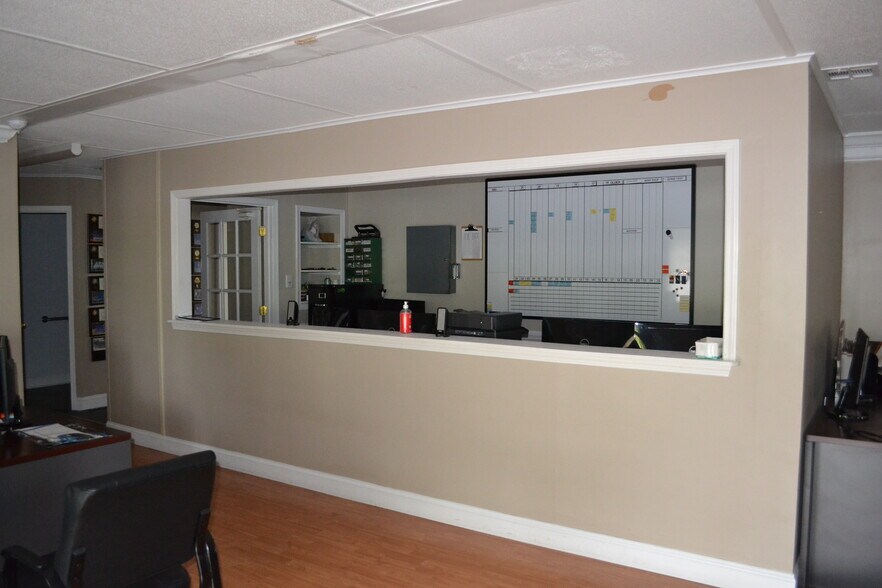 More Photos Of 4028 Hanover Pike, Manchester Auto Repair For Sale