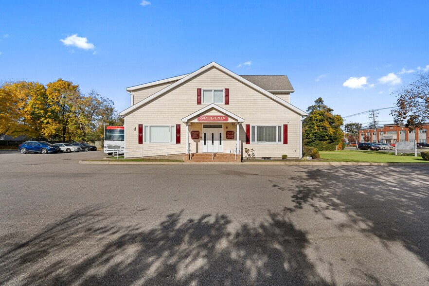More Photos Of 24 Brentwood Rd, Bay Shore Medical For Sale