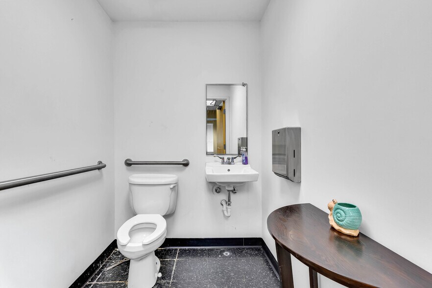 More Photos Of 3050 Delta Marine Dr, Columbus Office For Sale