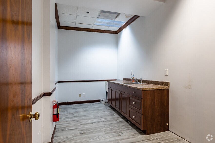 More Photos Of 13800 Park Blvd, Seminole Office For Lease