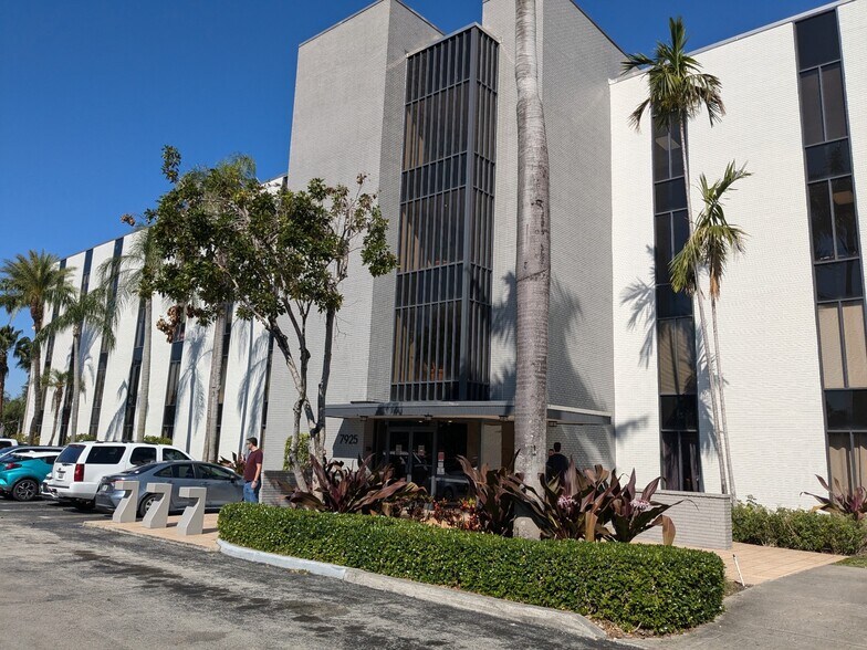 More Photos Of 7925 NW 12th St, Doral Unknown For Lease