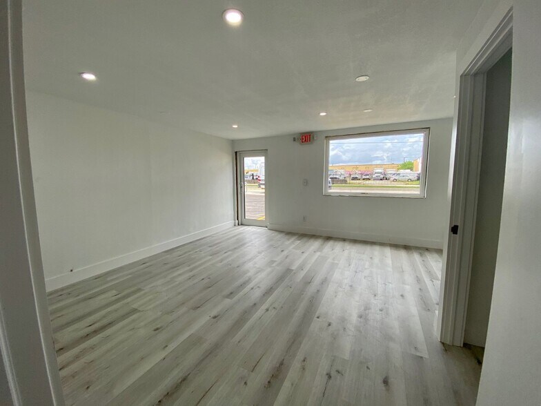 More Photos Of 242 W 21st St, Hialeah Warehouse For Lease