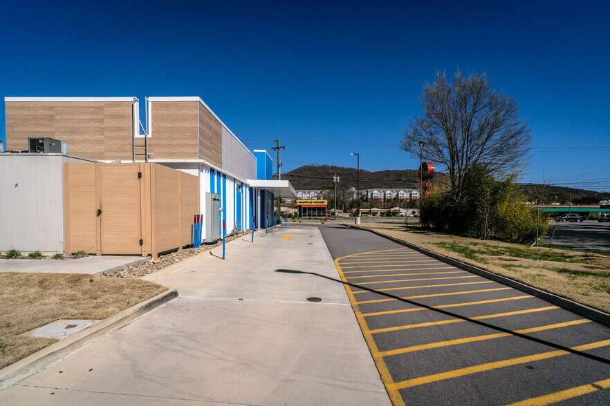 More Photos Of 1968 W Main St, Salem Fast Food For Lease