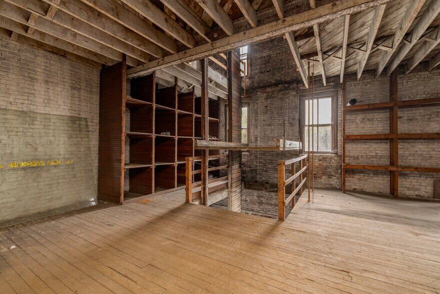 More Photos Of 1801 Main, Victoria General Retail For Sale