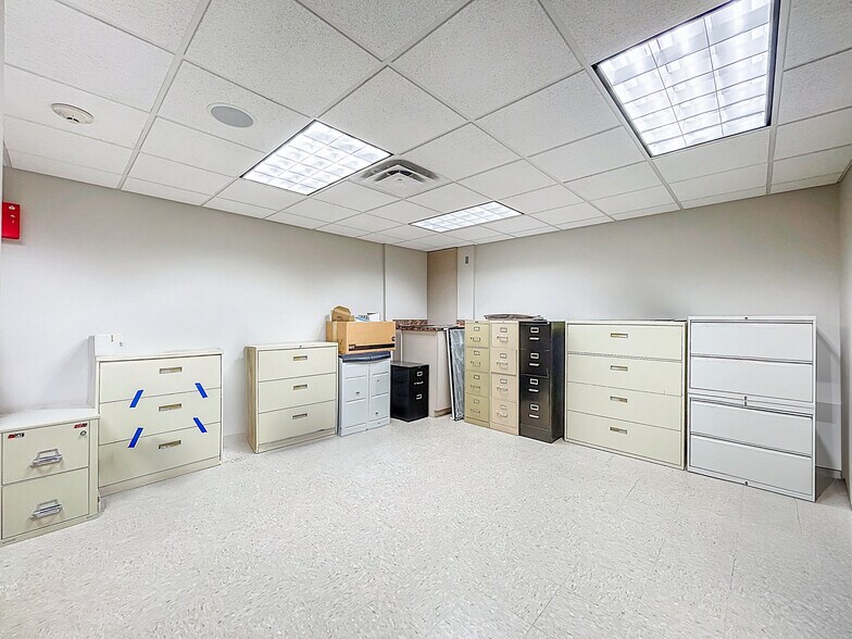 More Photos Of 5421 N 59th St, Tampa Office For Sale