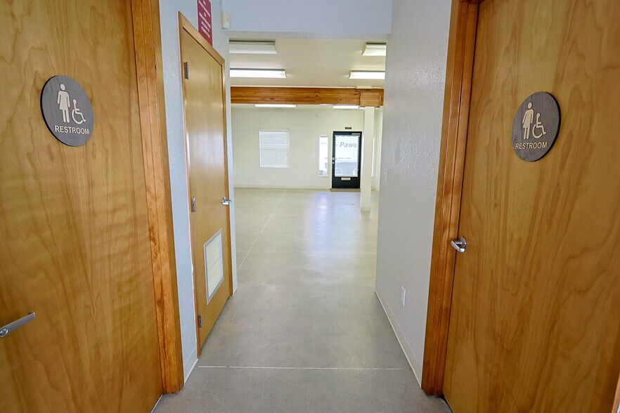 More Photos Of 137 Hall Ave, Coos Bay Office For Sale