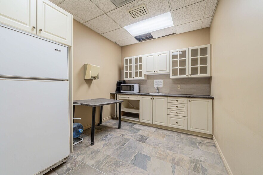 More Photos Of 4811-4819 Boul Saint-Charles, Montréal General Retail For Lease