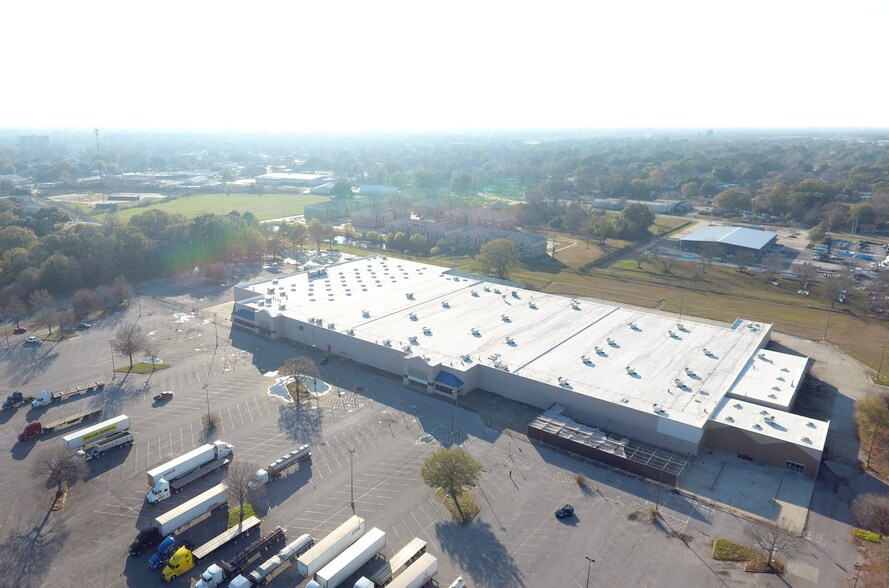 More Photos Of 1229 NW Evangeline Trwy, Lafayette Distribution For Sale