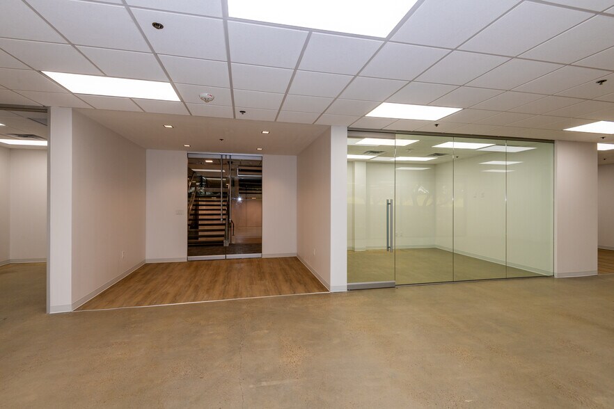 More Photos Of 104 Decker Ct, Irving Unknown For Lease