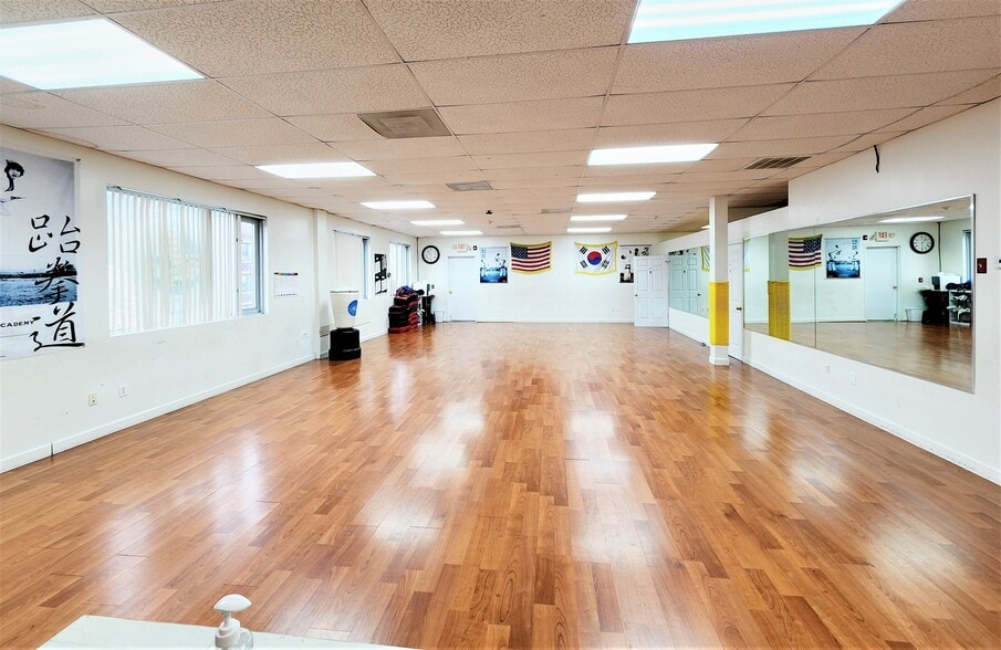 More Photos Of 125 E Columbia Ave, Palisades Park Storefront Retail Office For Sale