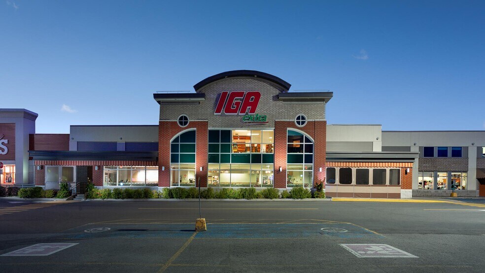 More Photos Of 705 Av Du Pont N, Alma General Retail For Lease