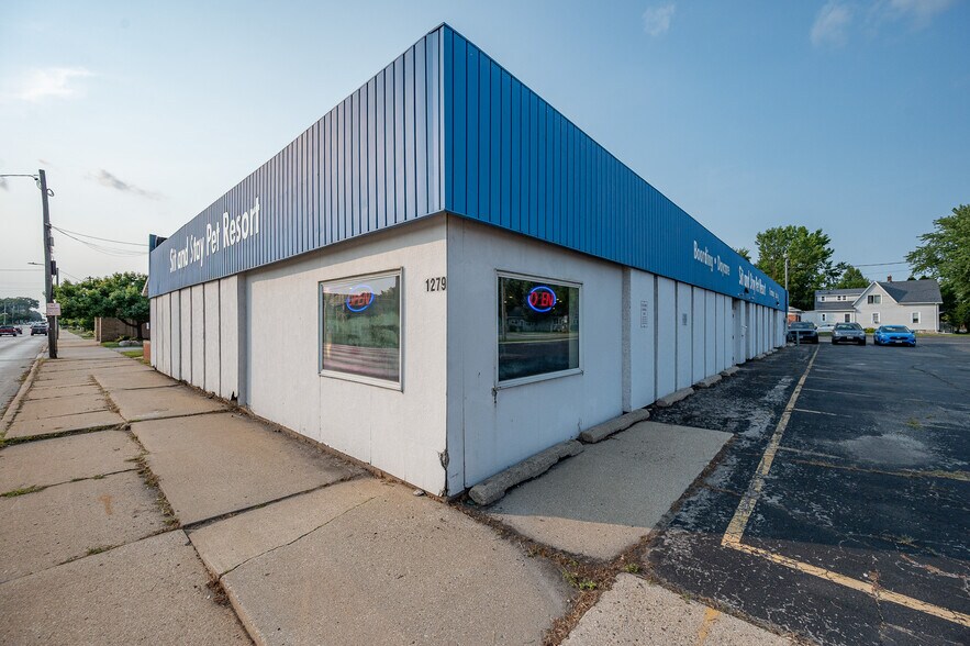 More Photos Of 1279 E Mason St, Green Bay Storefront For Sale