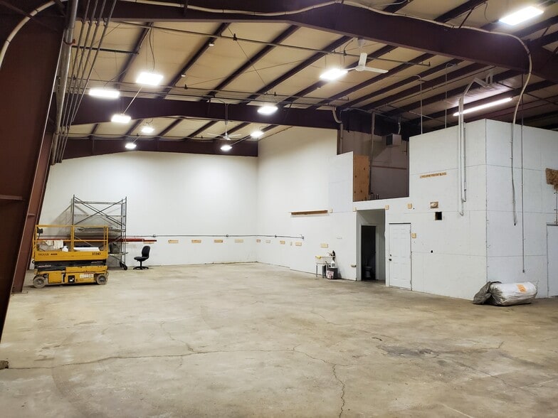 More Photos Of 440 Industrial Dr, Naperville Warehouse For Lease