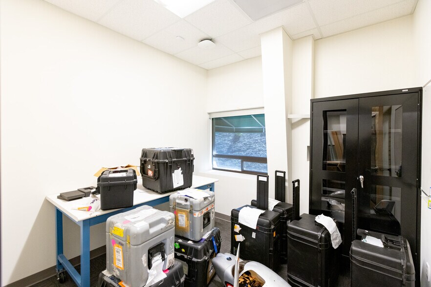 More Photos Of 200 N Wasco Ct, Hood River Warehouse For Sale