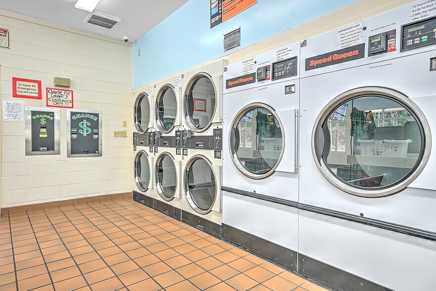 More Photos Of 245 Gate City Hwy, Bristol General Retail For Sale