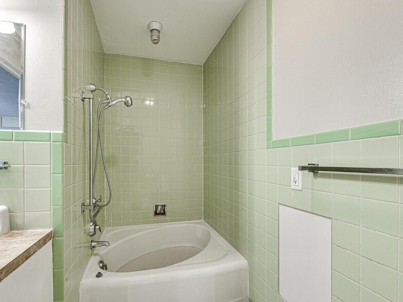 More Photos Of 901 NW 25th St, Oklahoma City Healthcare For Sale