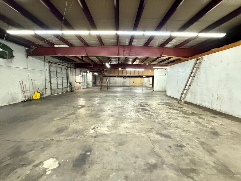 More Photos Of 11104 N Lamar Blvd, Austin Showroom For Lease