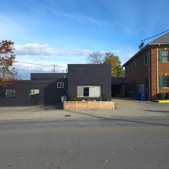 Primary Photo Of 443 W Walnut St, Danville Storefront For Lease