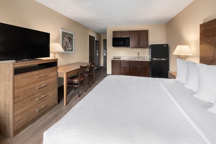 More Photos Of 2537 Rochester Ct, Troy Hotel For Sale