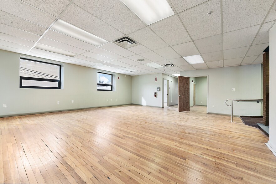 More Photos Of 4749 Baum Blvd, Pittsburgh Showroom For Lease