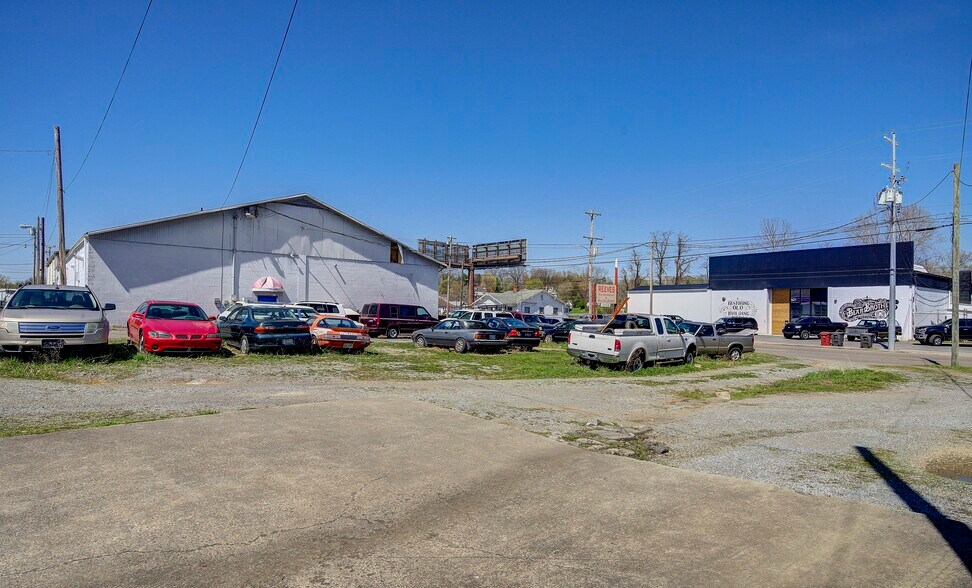 More Photos Of 525 W Market St, Johnson City Flex For Lease