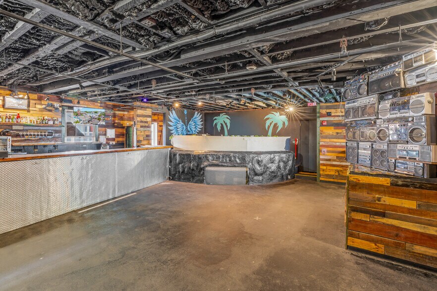 More Photos Of 135 Duval St, Key West Bar For Lease