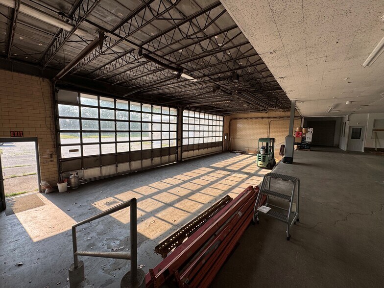 More Photos Of 2941 Moose Trl, Elkhart Manufacturing For Sale