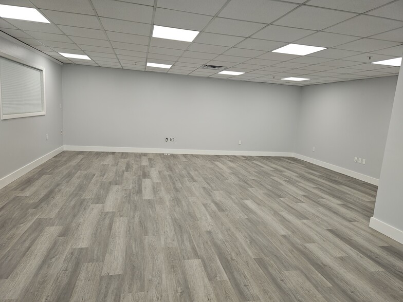 More Photos Of 101 Industrial Dr, Bristol Distribution For Lease
