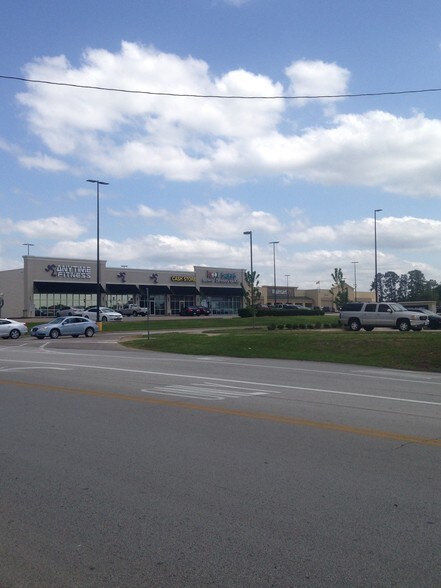 More Photos Of 711 Estes Dr, Longview Freestanding For Lease