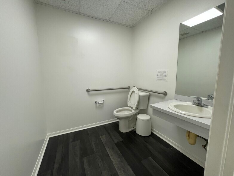 More Photos Of 12520 World Plaza Ln, Fort Myers Medical For Lease