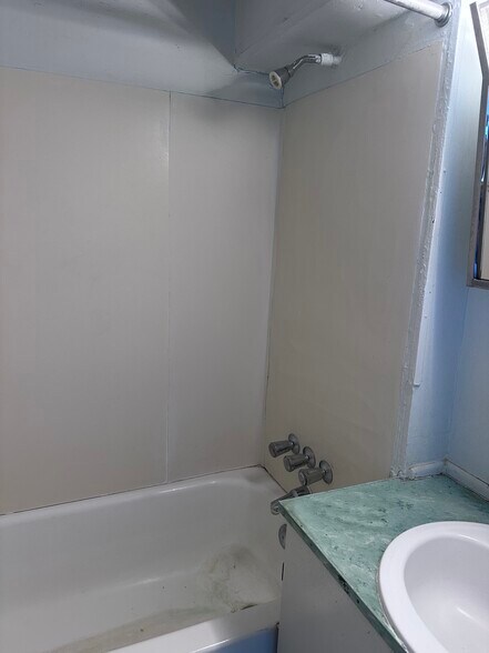 More Photos Of 860 W 4th St, Benson Flex For Sale