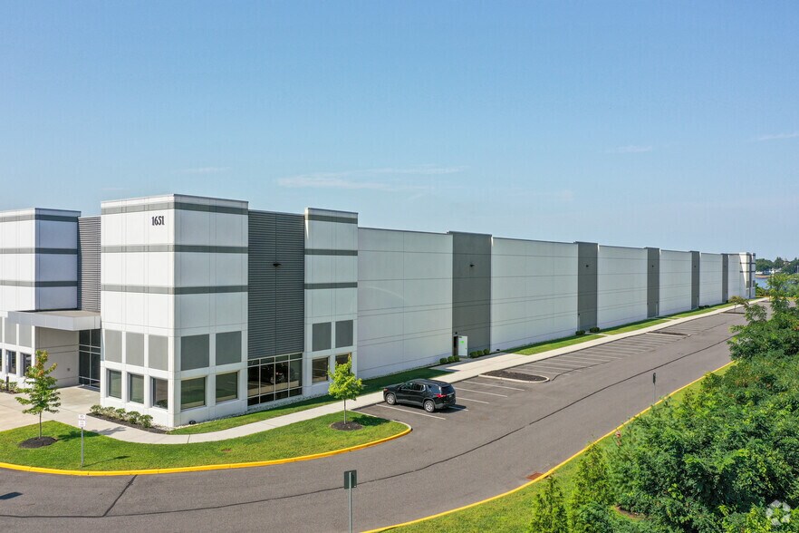 More Photos Of 1651 River Rd, Burlington Warehouse For Lease