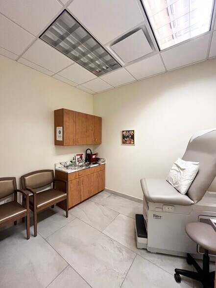 More Photos Of 805 Oakley Seaver Dr, Clermont Medical For Lease