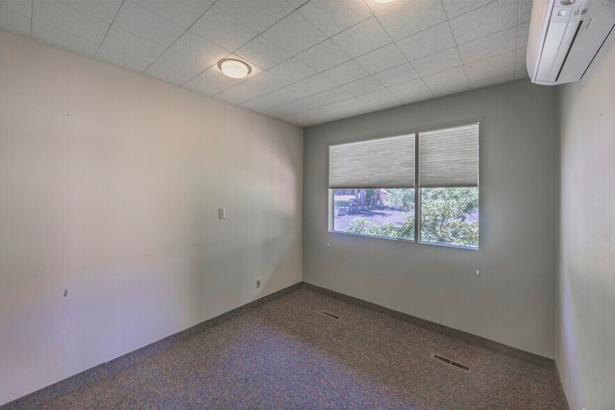 More Photos Of 210 NE Alder St, Toledo Office For Sale