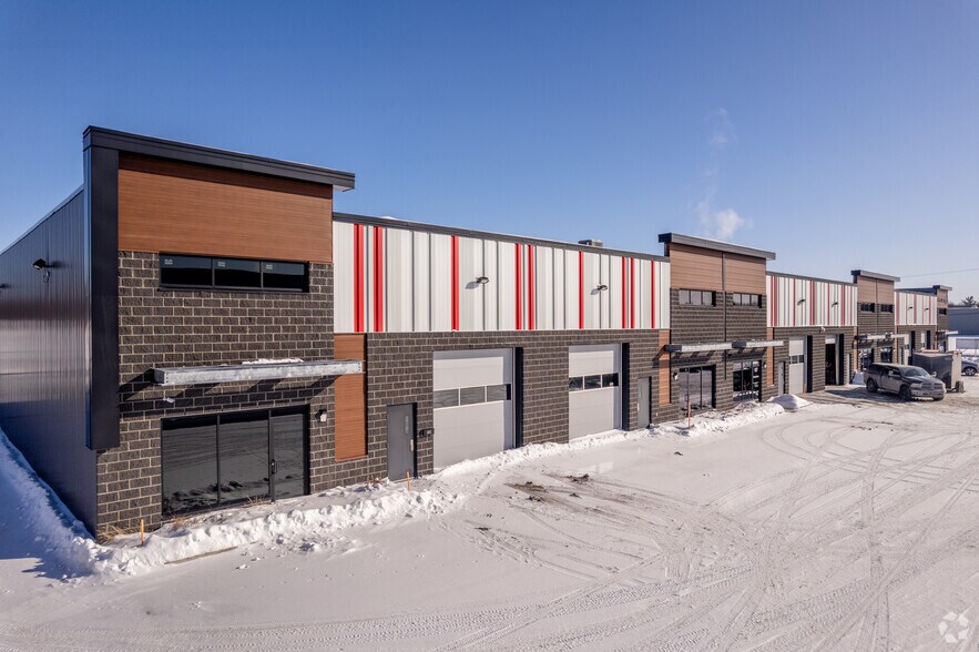 More Photos Of 1041 Rue Des Forges, Terrebonne Warehouse For Lease