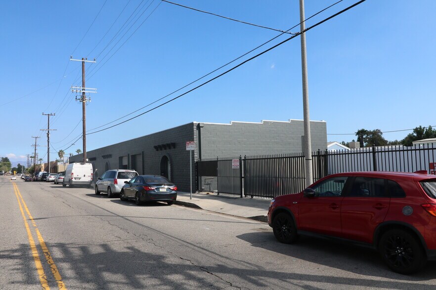 More Photos Of 16770-16780 Stagg St, Van Nuys Warehouse For Lease
