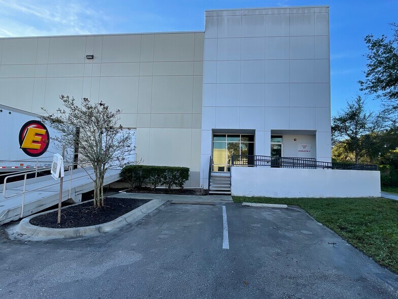 More Photos Of 1700 35th St, Orlando Warehouse For Lease
