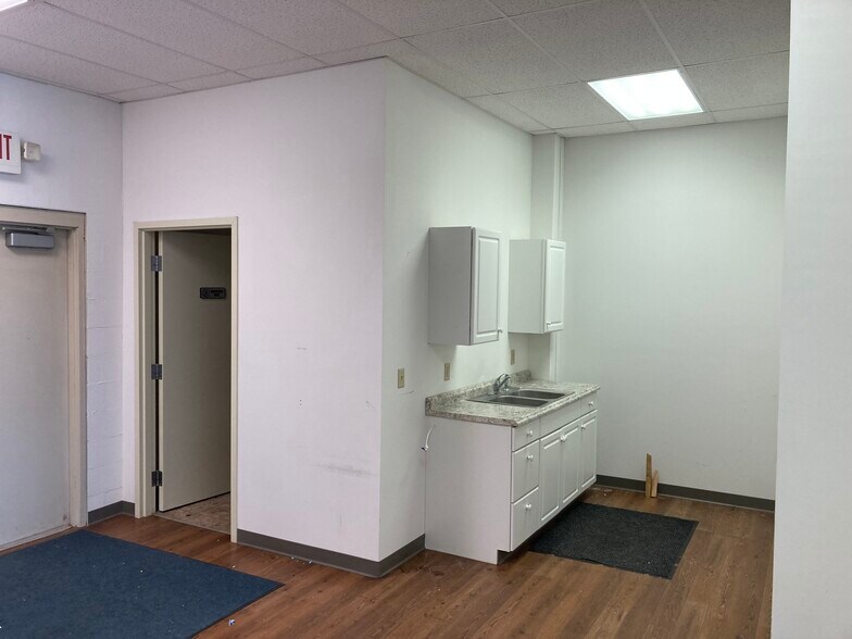 More Photos Of 2604-2616 Shelden St, Warsaw Unknown For Lease