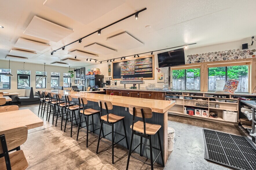 More Photos Of 4343 SE Hawthorne Blvd, Portland Restaurant For Sale