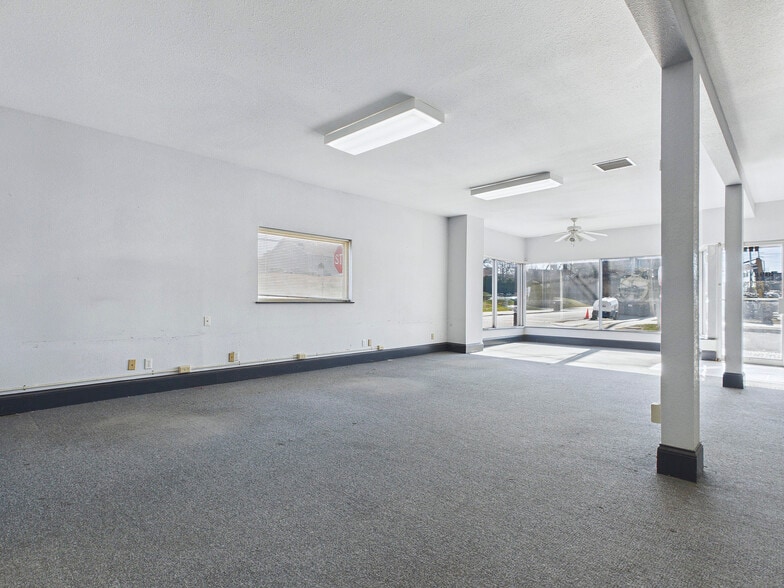 More Photos Of 201 W High St, Edwardsville Showroom For Sale