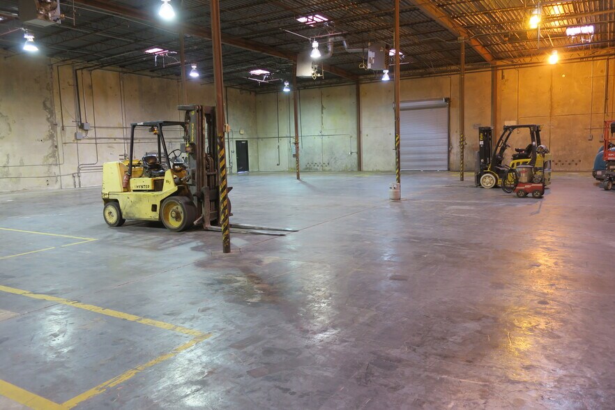 More Photos Of 3600 S Council Rd, Oklahoma City Manufacturing For Lease