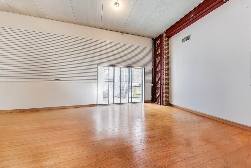 More Photos Of 918 N Ashland Ave, Chicago General Retail For Lease