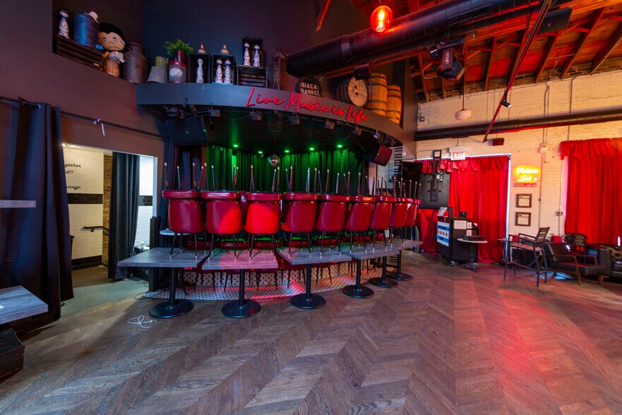 More Photos Of 455 W North Ave, Chicago Restaurant For Lease