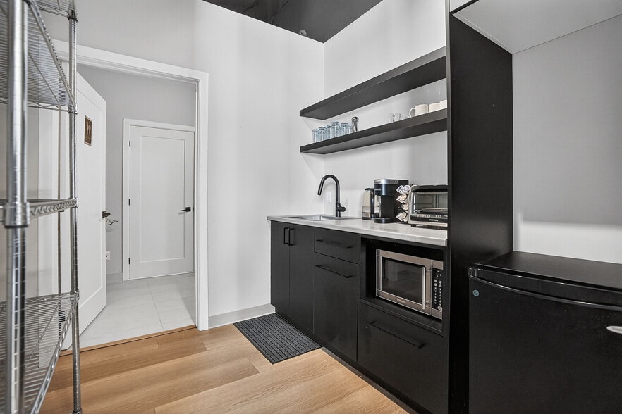 More Photos Of 812 Dundas St, London Freestanding For Sale