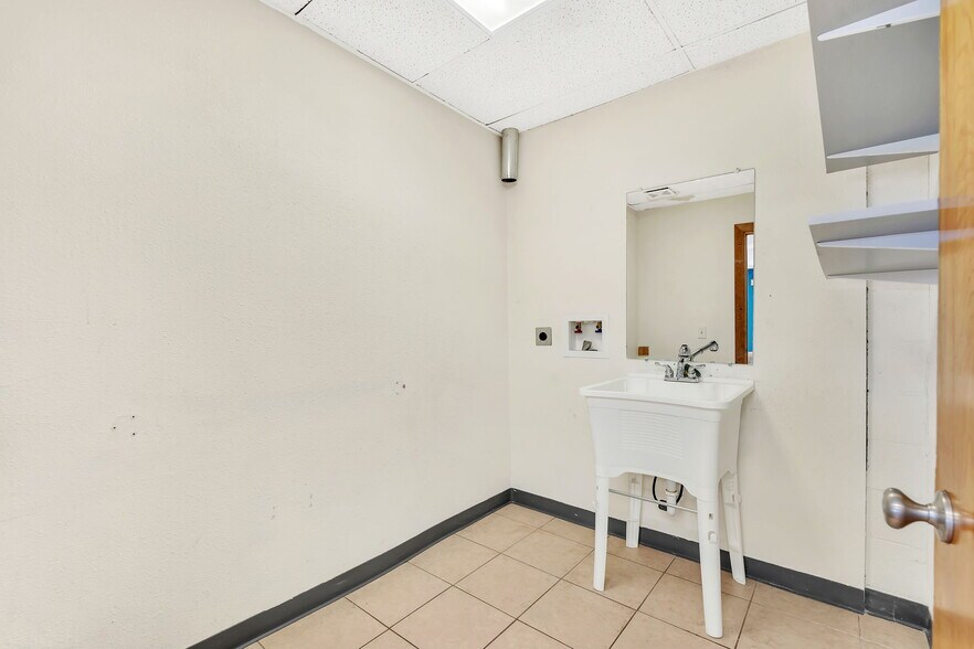 More Photos Of 11 Primrose St, Palmer Lake Restaurant For Sale